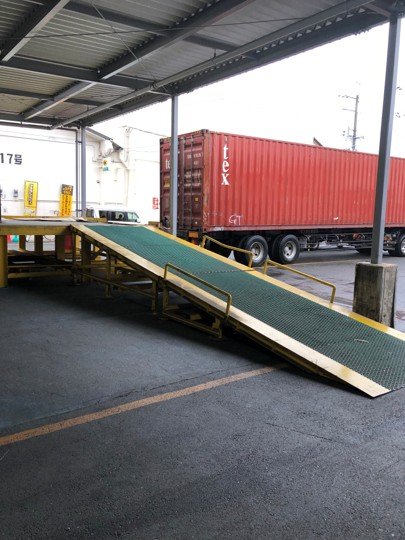 17号棟の荷捌場・コンテナ接地スロープ